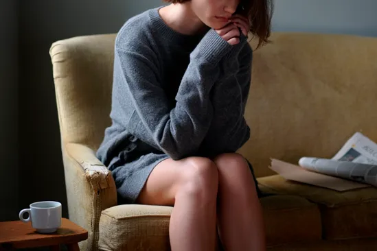 Женщина грустит